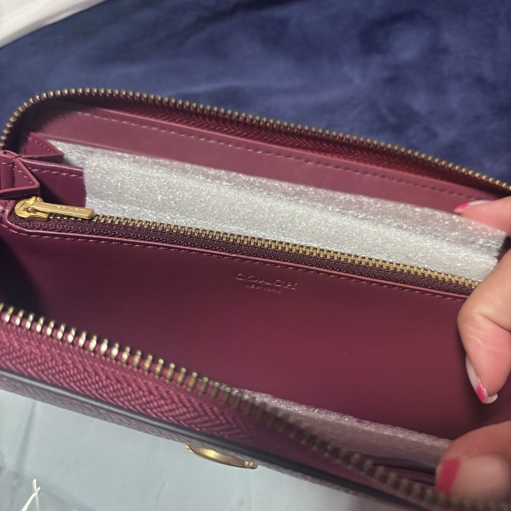NWT Coach Wine Red Purple C Logo Gold Long Wallet Zip-Around Rare - Picture 3 of 3